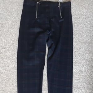 Plaid leggings with fashionable zippers